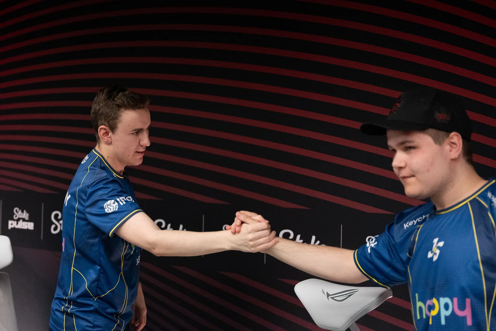Johnny Speeds teammates shaking hands at a Counter-Strike event